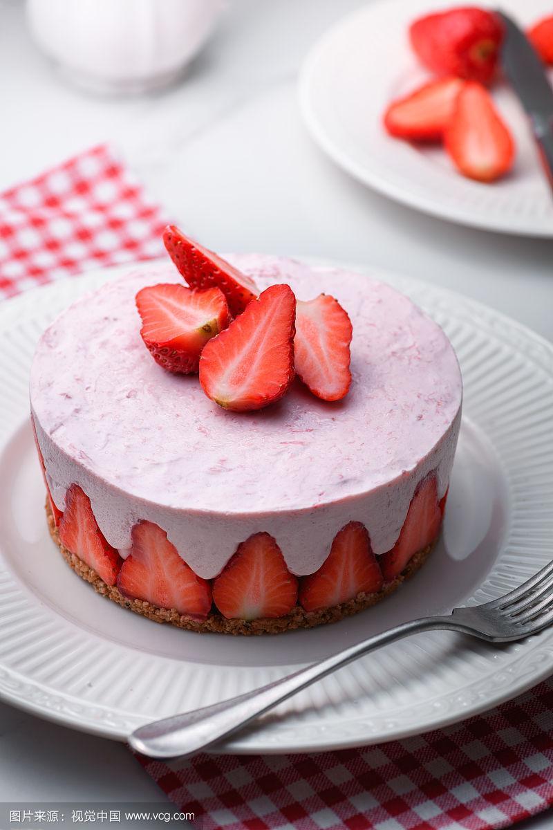 草莓慕斯蛋糕的相关图片